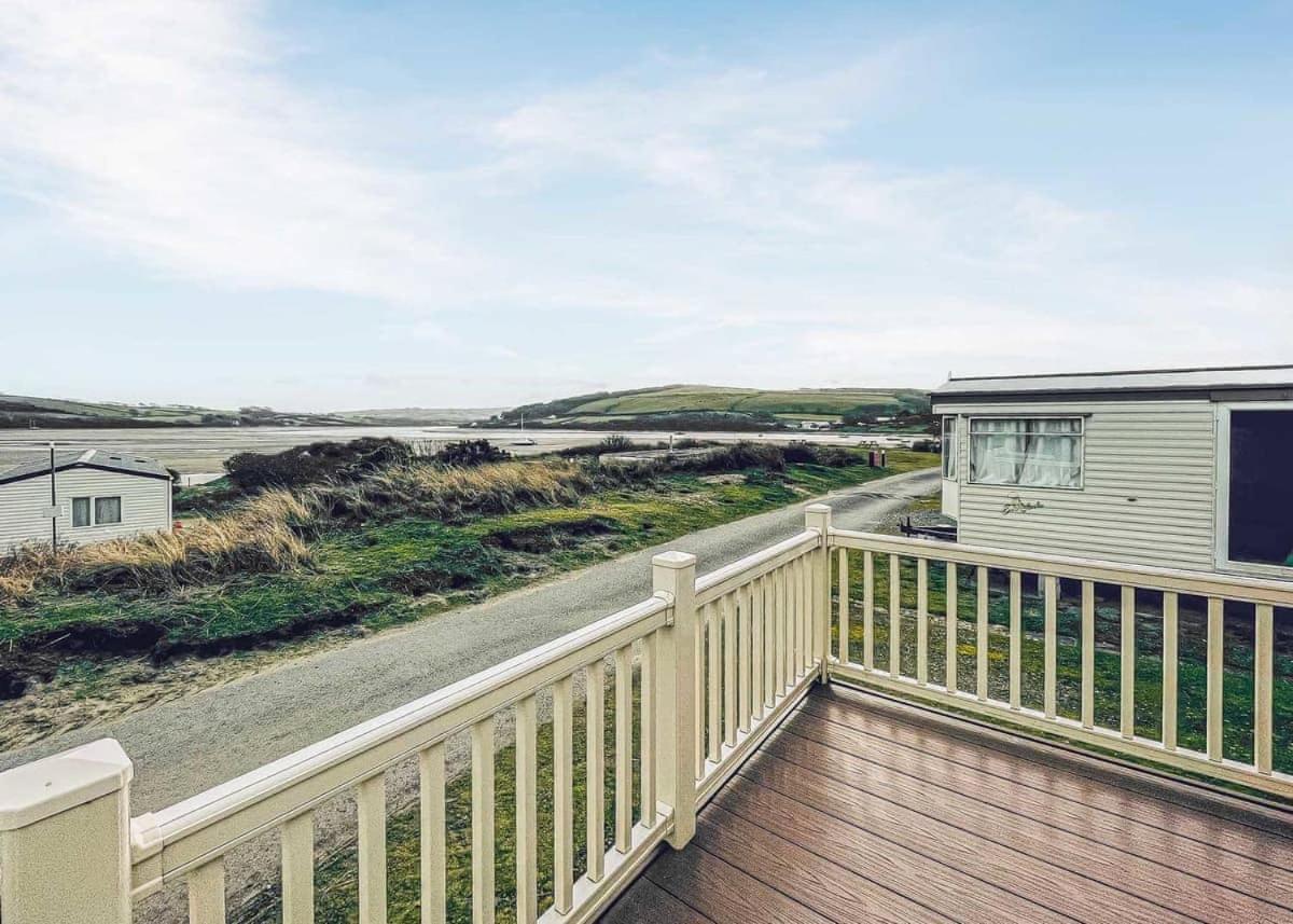 Waters Edge Leisure Park Hotel Cardigan Exterior foto