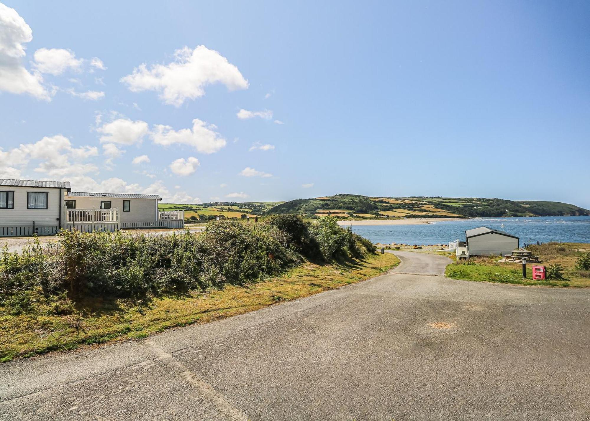 Waters Edge Leisure Park Hotel Cardigan Exterior foto