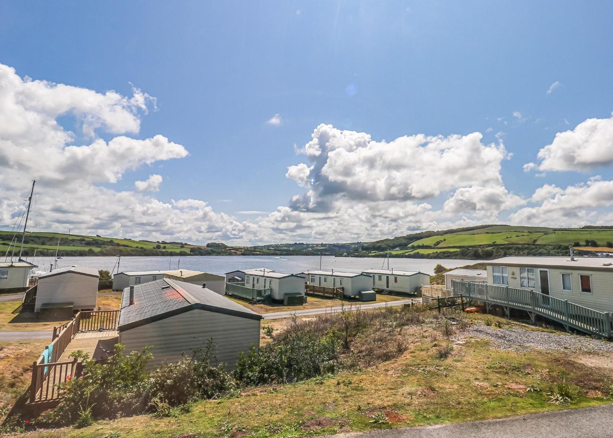 Waters Edge Leisure Park Hotel Cardigan Exterior foto